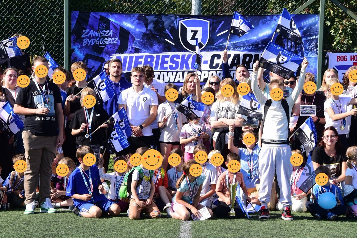 SPZawisza1946's tweet photo. 🔵⚫️Wczoraj mieliśmy przyjemność uczestniczyć w Niebiesko-Czarnym Festiwalu Sportowym w Inowrocławiu, nad którym Zawisza Bydgoszcz objął patronat.

W wydarzeniu wzięły udział dzieci i młodzież ze wszystkich 9 placówek opiekuńczo-wychowawczych z powiatu inowrocławskiego. Była sportowa rywalizacja, mnóstwo uśmiechu i przede wszystkim dobra okazja do wspólnego spotkania!⚽

My również przyjechaliśmy z małą niespodzianką - zaprosiliśmy wszystkie placówki na nasze derbowe starcie z Olimpią Grudziądz! Mamy nadzieję, że już za tydzień spotkamy się ponownie na Gdańskiej!🔥

Dziękujemy organizatorom oraz wszystkim osobom zaangażowanym w przygotowanie Festiwalu za wzorową organizację wydarzenia. Cieszymy się, że mogliśmy być jego częścią!

#PotęgaTrwa #DoBojuZawisza