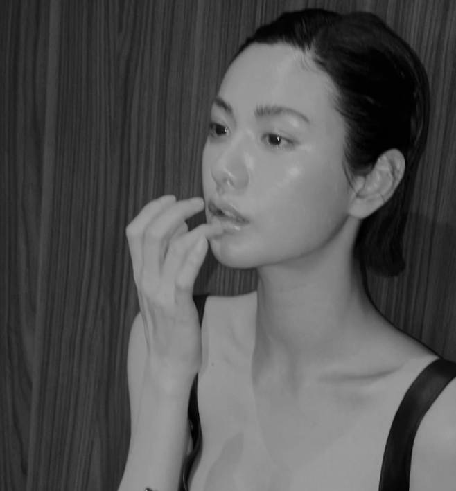 NetizenSpill's tweet photo. Nana, Did She Remove Her Lip Fillers?… After Controversy, "All I Can Look At Is Her Lips" [SNS Shot]

1. [+12] Start with her acting skills first...
2. [+11;-2] ㅎㅎ Removing them now after completely ruining the movie? So frustrating.
3. [+9] She looks like Lee Min-ki.
4. [+8] Try living with a brain for onceㅋㅋ
5. [+1] ㅣ

cr: Daum

#nana