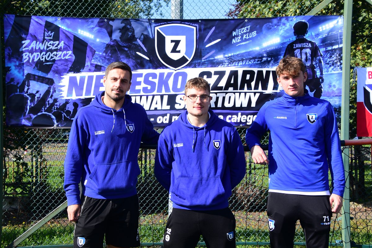 SPZawisza1946's tweet photo. 🔵⚫️Wczoraj mieliśmy przyjemność uczestniczyć w Niebiesko-Czarnym Festiwalu Sportowym w Inowrocławiu, nad którym Zawisza Bydgoszcz objął patronat.

W wydarzeniu wzięły udział dzieci i młodzież ze wszystkich 9 placówek opiekuńczo-wychowawczych z powiatu inowrocławskiego. Była sportowa rywalizacja, mnóstwo uśmiechu i przede wszystkim dobra okazja do wspólnego spotkania!⚽

My również przyjechaliśmy z małą niespodzianką - zaprosiliśmy wszystkie placówki na nasze derbowe starcie z Olimpią Grudziądz! Mamy nadzieję, że już za tydzień spotkamy się ponownie na Gdańskiej!🔥

Dziękujemy organizatorom oraz wszystkim osobom zaangażowanym w przygotowanie Festiwalu za wzorową organizację wydarzenia. Cieszymy się, że mogliśmy być jego częścią!

#PotęgaTrwa #DoBojuZawisza