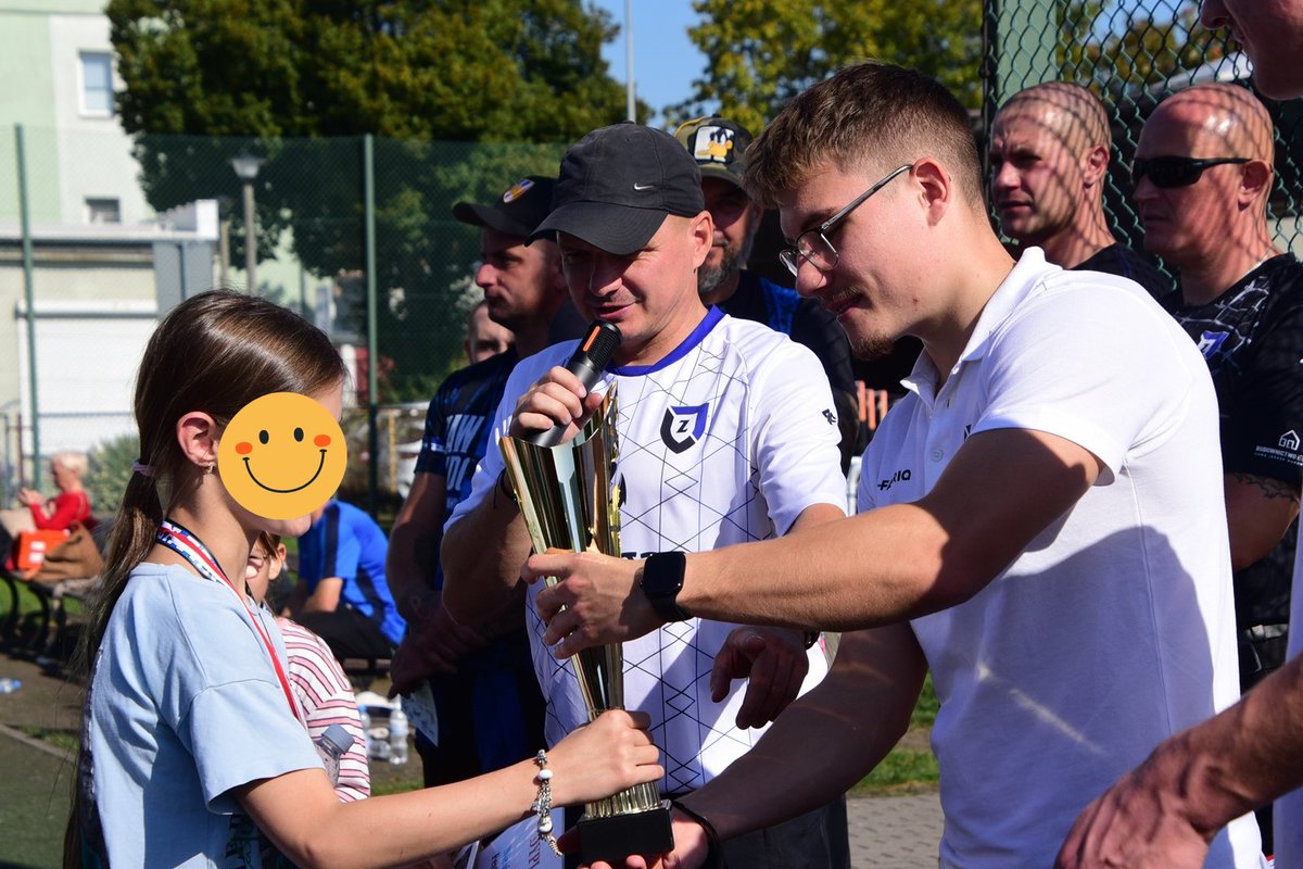 SPZawisza1946's tweet photo. 🔵⚫️Wczoraj mieliśmy przyjemność uczestniczyć w Niebiesko-Czarnym Festiwalu Sportowym w Inowrocławiu, nad którym Zawisza Bydgoszcz objął patronat.

W wydarzeniu wzięły udział dzieci i młodzież ze wszystkich 9 placówek opiekuńczo-wychowawczych z powiatu inowrocławskiego. Była sportowa rywalizacja, mnóstwo uśmiechu i przede wszystkim dobra okazja do wspólnego spotkania!⚽

My również przyjechaliśmy z małą niespodzianką - zaprosiliśmy wszystkie placówki na nasze derbowe starcie z Olimpią Grudziądz! Mamy nadzieję, że już za tydzień spotkamy się ponownie na Gdańskiej!🔥

Dziękujemy organizatorom oraz wszystkim osobom zaangażowanym w przygotowanie Festiwalu za wzorową organizację wydarzenia. Cieszymy się, że mogliśmy być jego częścią!

#PotęgaTrwa #DoBojuZawisza