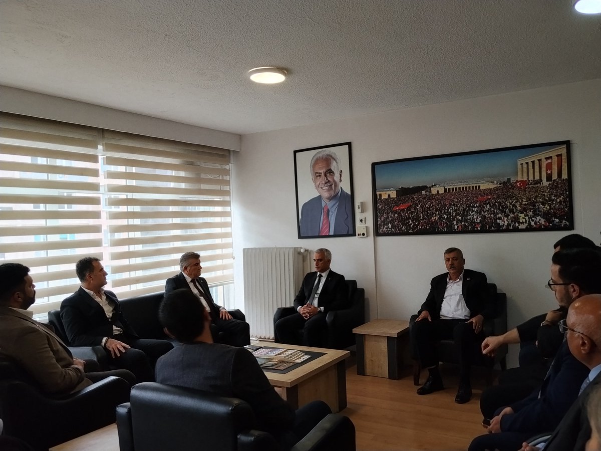 vatanpartisi06's tweet photo. Cumhuriyet Halk Partisi Ankara İl Başkanı Sn. Fahri Yıldırım ve Ankara İl Yöneticilerini İl Başkanlığımızda ağırladık. 

Nazik ziyaretleri için teşekkür ediyoruz. https://t.co/TvZRuJ7AjP