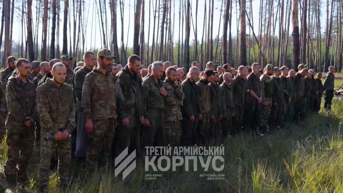 Alexandree1507's tweet photo. ❗️🇺🇦🇷🇺⚔️ Biletsky : « L’ennemi a été induit en erreur et a manqué la véritable frappe. »

Le 3e corps d’armée ukrainien annonce avoir libéré Nove, Ridkodub et Katerynivka, repris le contrôle de Karpivka et Novomykhailivka, capturé plus de 250 soldats russes et infligé environ 2 000 pertes à l’ennemi.

Au total, 51 km² supplémentaires auraient été repris, portant à 176 km² les gains depuis le début de l’opération Vivaldi.

La cible principale de cette troisième phase était Nove, nœud clé de la tête de pont russe. Selon Biletsky, les Russes pensaient que l’effort principal ukrainien viserait Shandryholove–Zelena Dolyna, ce qui les aurait poussés à engager leurs réserves dans de mauvaises contre-attaques.

Pendant ce temps, la véritable frappe se concentrait ailleurs.

Le 3e corps affirme aussi avoir utilisé des BTR-60 soviétiques transformés en véhicules robotisés kamikazes pour faire sauter les positions fortifiées les plus solides.