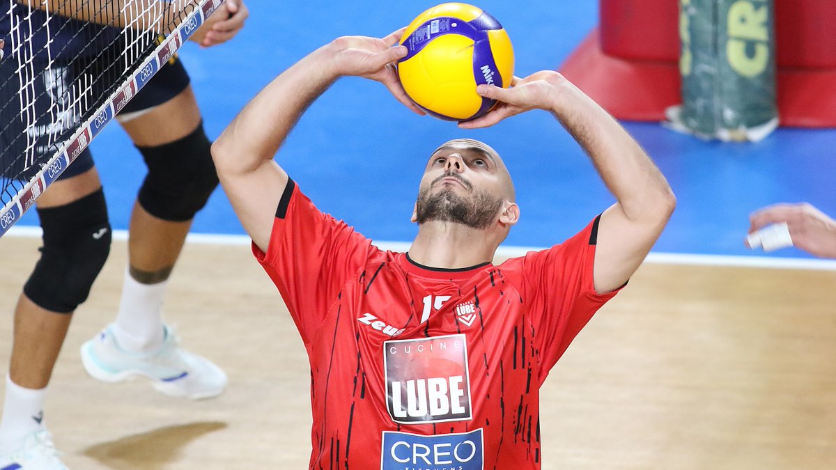 VolleyLube's tweet photo. 🎙️ Il palleggiatore Francesco Zoppellari scalpita: "Non vedo l'ora di allenarmi con la Lube al completo!"
#esserelube #cucinelube #creokitchens
https://t.co/2DwloQTlfB https://t.co/lA2ijsOKAh
