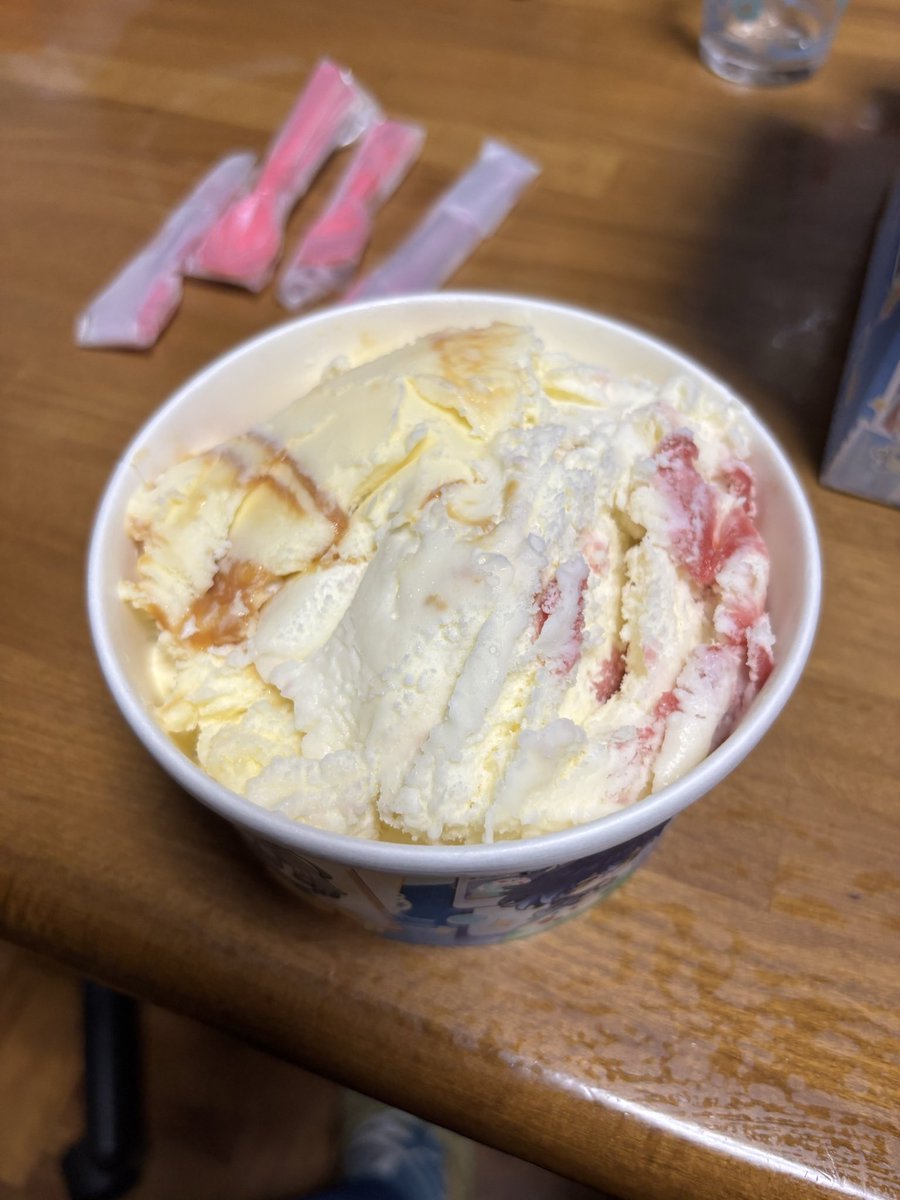 hgr_5353's tweet photo. 原神サーティワンコラボ今日受け取ったんやけど、開けたらこれで驚愕
何がどうなったらこうなるん？
#原神
#サーティワン https://t.co/EK5Svancw8