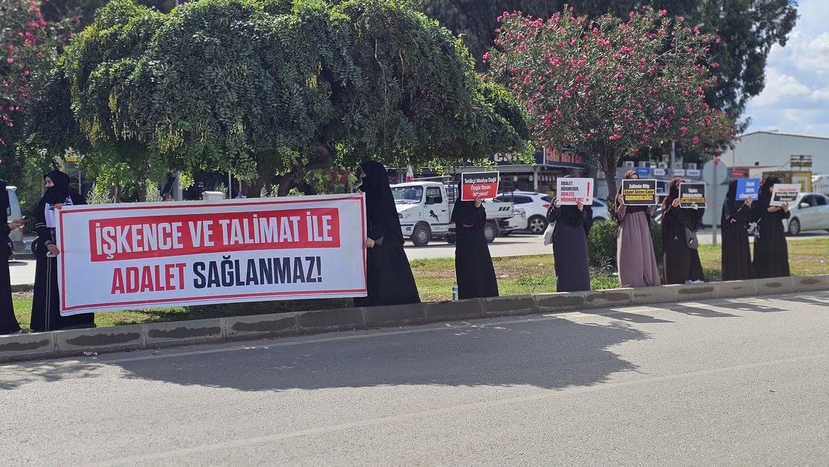 HakikatinSs's tweet photo. Furkan Hareketi mensupları gözaltındaki kardeşlerinin adliyeye sevk edilmesi üzere Adana Adliyesi önünde bekleyişine devam ediyor.

AdaletIstemek SuçDeğil
#AdanaAdliyeOnüBekleyiş
Kardeşlerimizi SerbestBırakın https://t.co/l7h3P2axTj