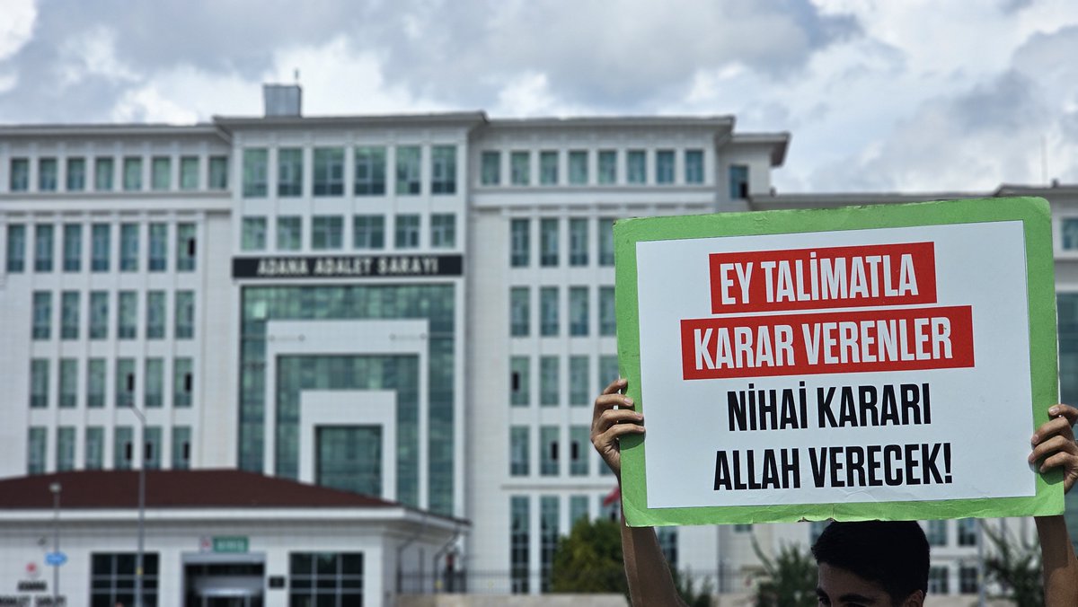 HakikatinSs's tweet photo. Furkan Hareketi mensupları gözaltındaki kardeşlerinin adliyeye sevk edilmesi üzere Adana Adliyesi önünde bekleyişine devam ediyor.

AdaletIstemek SuçDeğil
#AdanaAdliyeOnüBekleyiş
Kardeşlerimizi SerbestBırakın https://t.co/l7h3P2axTj