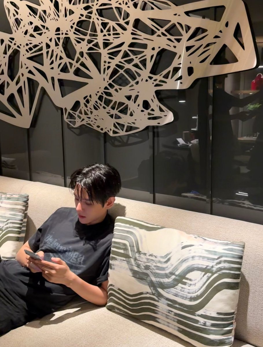 EXOGlobal's tweet photo. [OFFICIAL] 260928 #BAEKHYUN Instagram Update (1/3) 

“Photo diary from Taipei❤️‍🔥”
“Preparation..Nervous..🫨”
“Pics with Kitty🎀”

#EXO #엑소 @weareoneEXO @B_hundred_Hyun @INB100_official @BAEKHYUN_INB100 https://t.co/QGPyQXAzj9