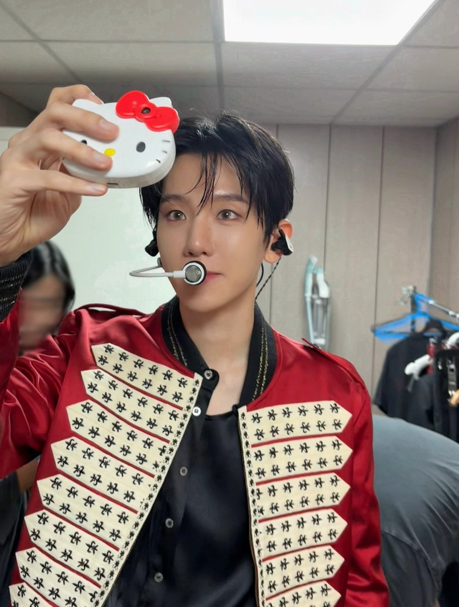EXOGlobal's tweet photo. [OFFICIAL] 260928 #BAEKHYUN Instagram Update (1/3) 

“Photo diary from Taipei❤️‍🔥”
“Preparation..Nervous..🫨”
“Pics with Kitty🎀”

#EXO #엑소 @weareoneEXO @B_hundred_Hyun @INB100_official @BAEKHYUN_INB100 https://t.co/QGPyQXAzj9