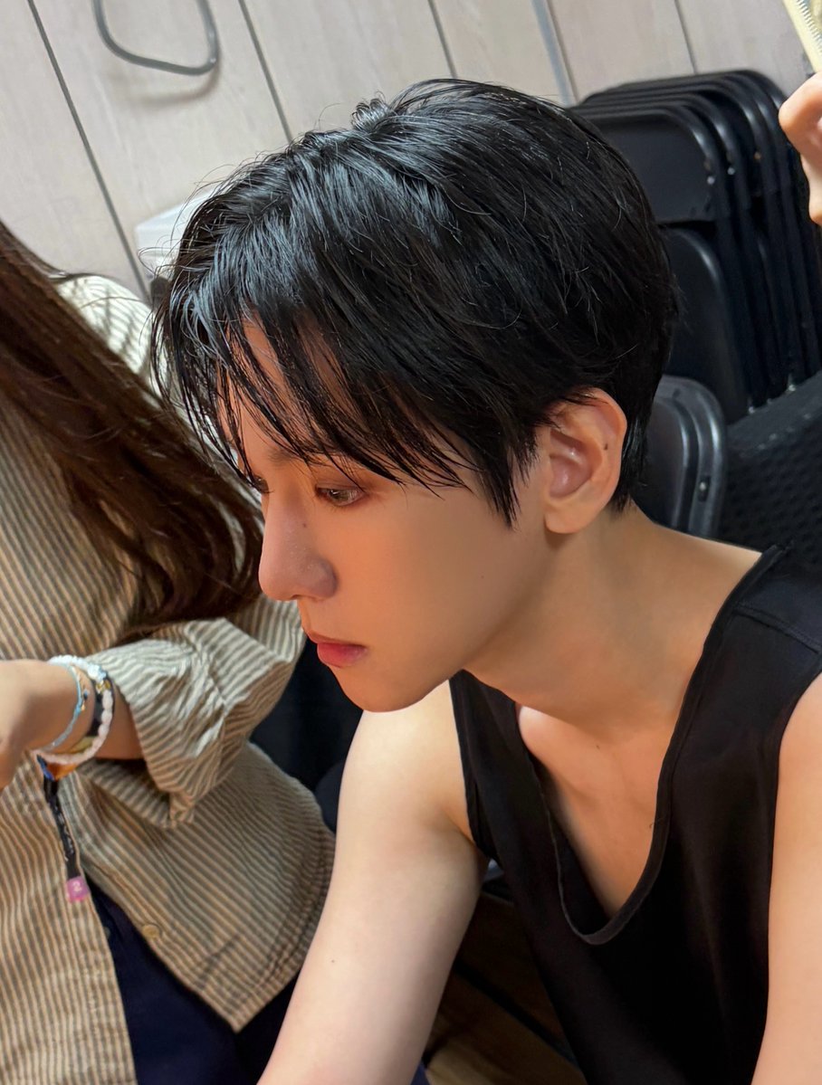 EXOGlobal's tweet photo. [OFFICIAL] 260928 #BAEKHYUN Instagram Update (1/3) 

“Photo diary from Taipei❤️‍🔥”
“Preparation..Nervous..🫨”
“Pics with Kitty🎀”

#EXO #엑소 @weareoneEXO @B_hundred_Hyun @INB100_official @BAEKHYUN_INB100 https://t.co/QGPyQXAzj9