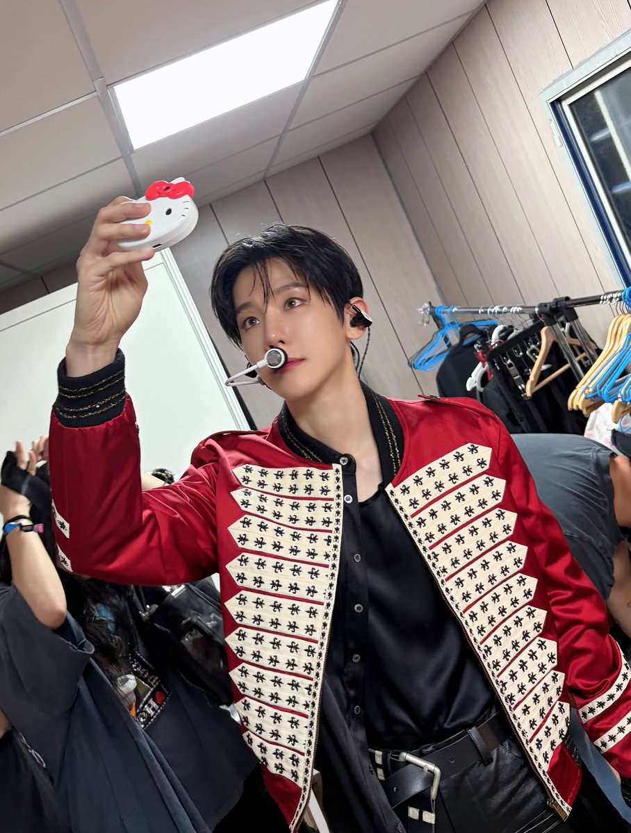 EXOGlobal's tweet photo. [OFFICIAL] 260928 #BAEKHYUN Instagram Update (1/3) 

“Photo diary from Taipei❤️‍🔥”
“Preparation..Nervous..🫨”
“Pics with Kitty🎀”

#EXO #엑소 @weareoneEXO @B_hundred_Hyun @INB100_official @BAEKHYUN_INB100 https://t.co/QGPyQXAzj9