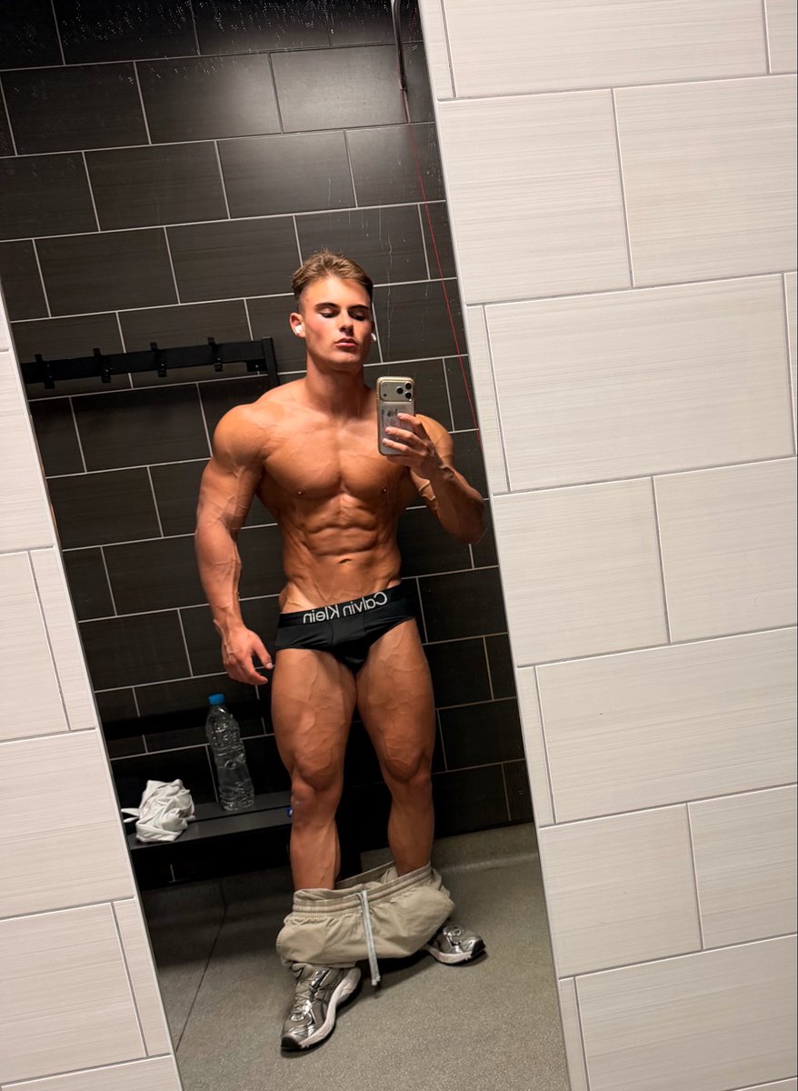 Cashgodjason's tweet photo. This body gets me whatever i want, whenever i want, wherever i want https://t.co/dbwCJi1QCy