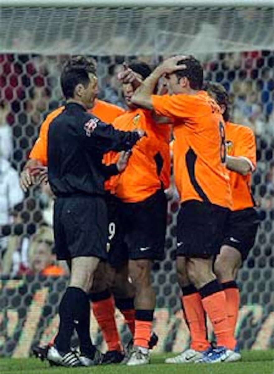 _BeFootball's tweet photo. 🚨🚨 Le TÉMOIGNAGE ÉDIFIANT de Tristante Oliva, ancien arbitre qui officiait sous Negreira :

« Ma carrière d'arbitre s'est TERMINÉE QUAND J'AI SIFFLÉ UN PENALTY POUR LE REAL MADRID CONTRE VALENCE ! ❌😳

Negreira était celui qui donnait LE PLUS D'ORDRES !

On sentait la corruption, il avait un POUVOIR TOTAL et ABSOLU ! 😨

Quand j'allais à Barcelone, JE SAVAIS QUE JE PRENAIS DES RISQUES ! »

(@Ramon_AlvarezMM)