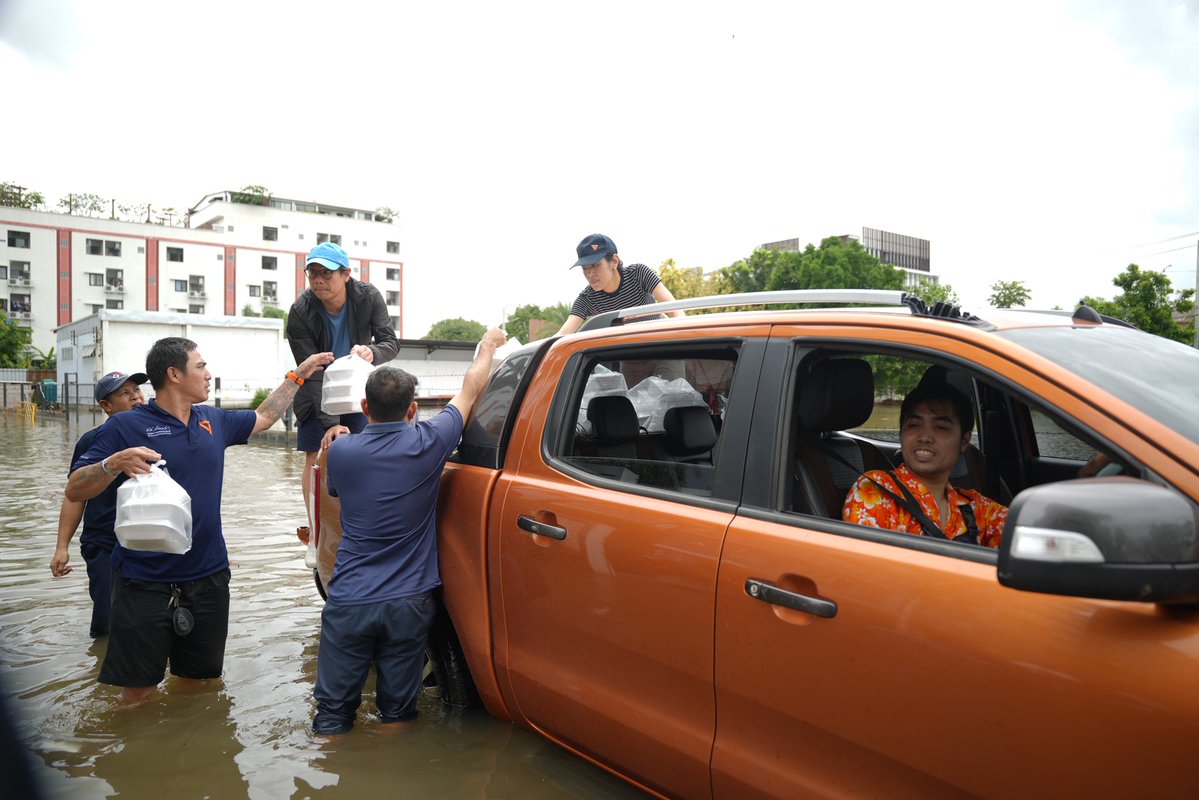 loreneeliz's tweet photo. อย่าว่าแต่อีพวกสส พรรคส้ม ลงพื้นที่กันจนไม่หลับไม่นอน คนที่ไม่มีตำแหน่งทางการเมือง ไม่ได้ประโยชน์เหี้ยอะไร ก็ยังลงไปช่วยน้ำท่วม แต่พวกมึงลองหันไปดูรัฐบาลกับกทม. ตอนนี้ทำส้นตีนอะไรกันอยู่ 

แม่กู 😭😭😭😭😭😭😭 https://t.co/35qzDcIofJ
