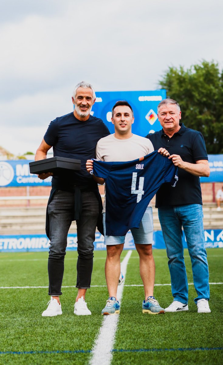 CFIgualada_'s tweet photo. 💙 Gràcies per tant, Sole

Ahir vam tenir l’oportunitat de retre un merescut homenatge a en Sergi Solernou, després de 5 temporades defensant la blava i 101 partits oficials amb el CF Igualada.

Gràcies per tot el que ens has donat, Sole. Aquesta sempre serà casa teva.

#SomBlaus https://t.co/8fy8lK4UCo