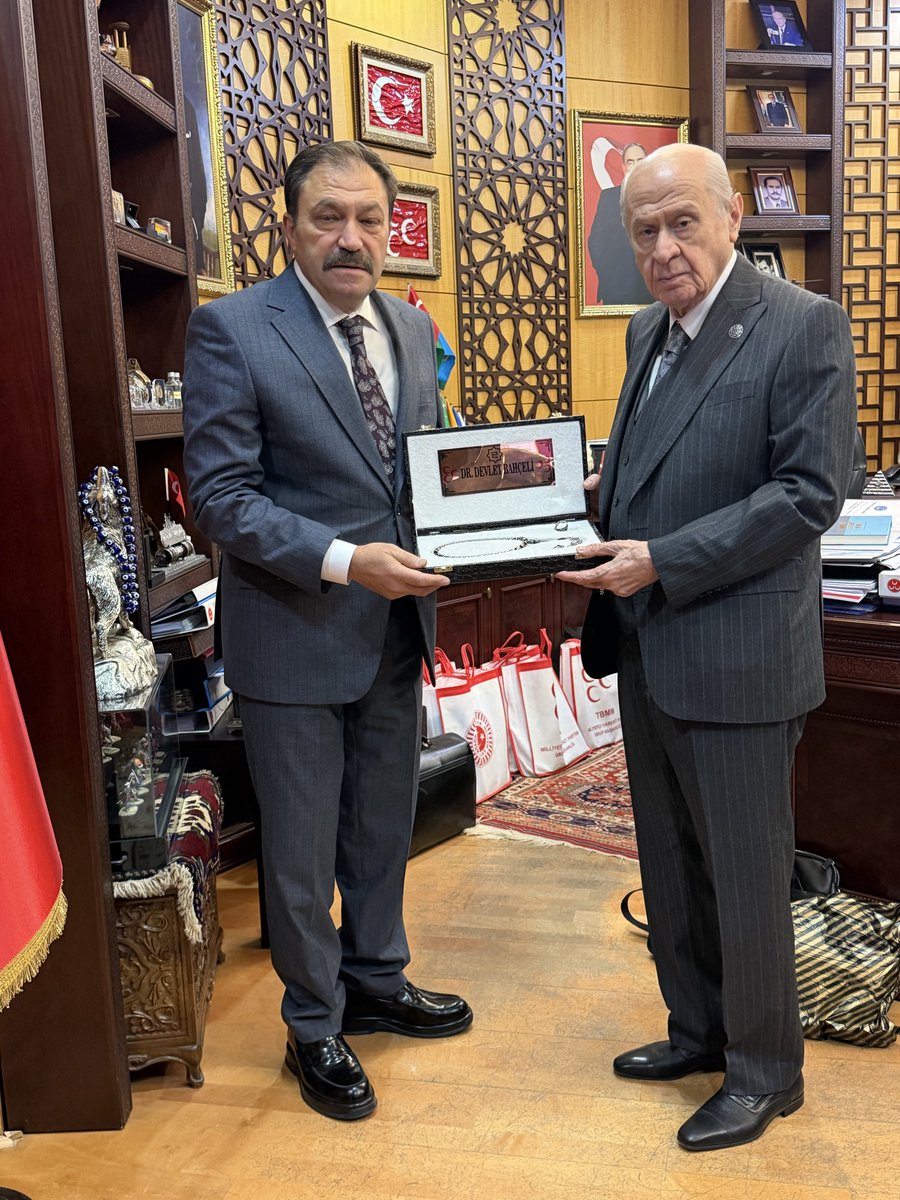 yucelkazancoglu's tweet photo. Milliyetçi Hareket Partisi Genel Başkanımız Sayın Dr. Devlet Bahçeli’yi ziyaret ederek, Türkiye Kamu-Sen Yayınevimizin ilk eseri “Türk’ün Zaferler Ayı Ağustos” kitabımızı takdim ettik.

Türkiye Kamu-Sen olarak yürüttüğümüz çalışmalarımız, sendikal mücadelemiz ve gelecek döneme ilişkin hedeflerimiz hakkında  bilgi arz ederek, kıymetli değerlendirme ve tavsiyelerini aldık.

Türk milletine ve Türkiye sevdasına adanmış uzun soluklu mücadelesiyle devlet ve siyaset hayatımızda müstesna bir yere sahip olan Sayın Genel Başkanımıza; nazik kabulleri, Türkiye Kamu-Sen camiamıza gösterdikleri yakın ilgi ve kıymetli değerlendirmeleri için şükranlarımızı sunuyoruz.

Milletimize hizmet, devletimize sadakat ve Türkiye sevdamızla; aynı inanç ve kararlılıkla çalışmaya devam edeceğiz.