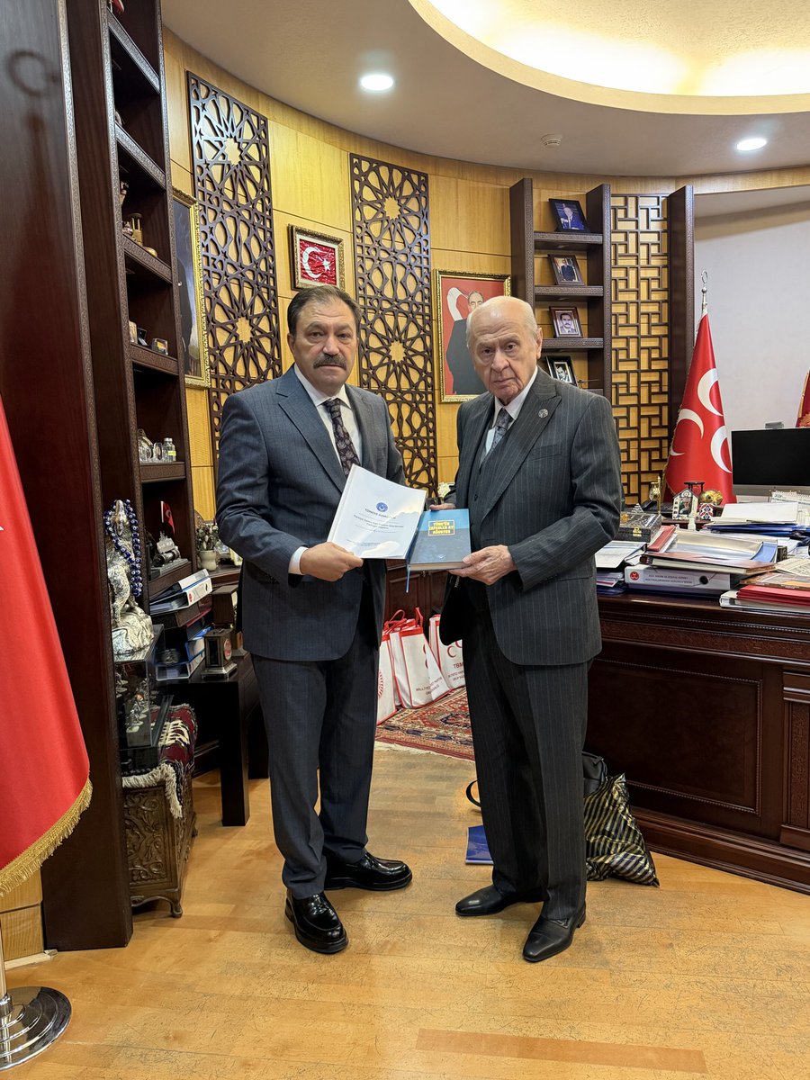 yucelkazancoglu's tweet photo. Milliyetçi Hareket Partisi Genel Başkanımız Sayın Dr. Devlet Bahçeli’yi ziyaret ederek, Türkiye Kamu-Sen Yayınevimizin ilk eseri “Türk’ün Zaferler Ayı Ağustos” kitabımızı takdim ettik.

Türkiye Kamu-Sen olarak yürüttüğümüz çalışmalarımız, sendikal mücadelemiz ve gelecek döneme ilişkin hedeflerimiz hakkında  bilgi arz ederek, kıymetli değerlendirme ve tavsiyelerini aldık.

Türk milletine ve Türkiye sevdasına adanmış uzun soluklu mücadelesiyle devlet ve siyaset hayatımızda müstesna bir yere sahip olan Sayın Genel Başkanımıza; nazik kabulleri, Türkiye Kamu-Sen camiamıza gösterdikleri yakın ilgi ve kıymetli değerlendirmeleri için şükranlarımızı sunuyoruz.

Milletimize hizmet, devletimize sadakat ve Türkiye sevdamızla; aynı inanç ve kararlılıkla çalışmaya devam edeceğiz.