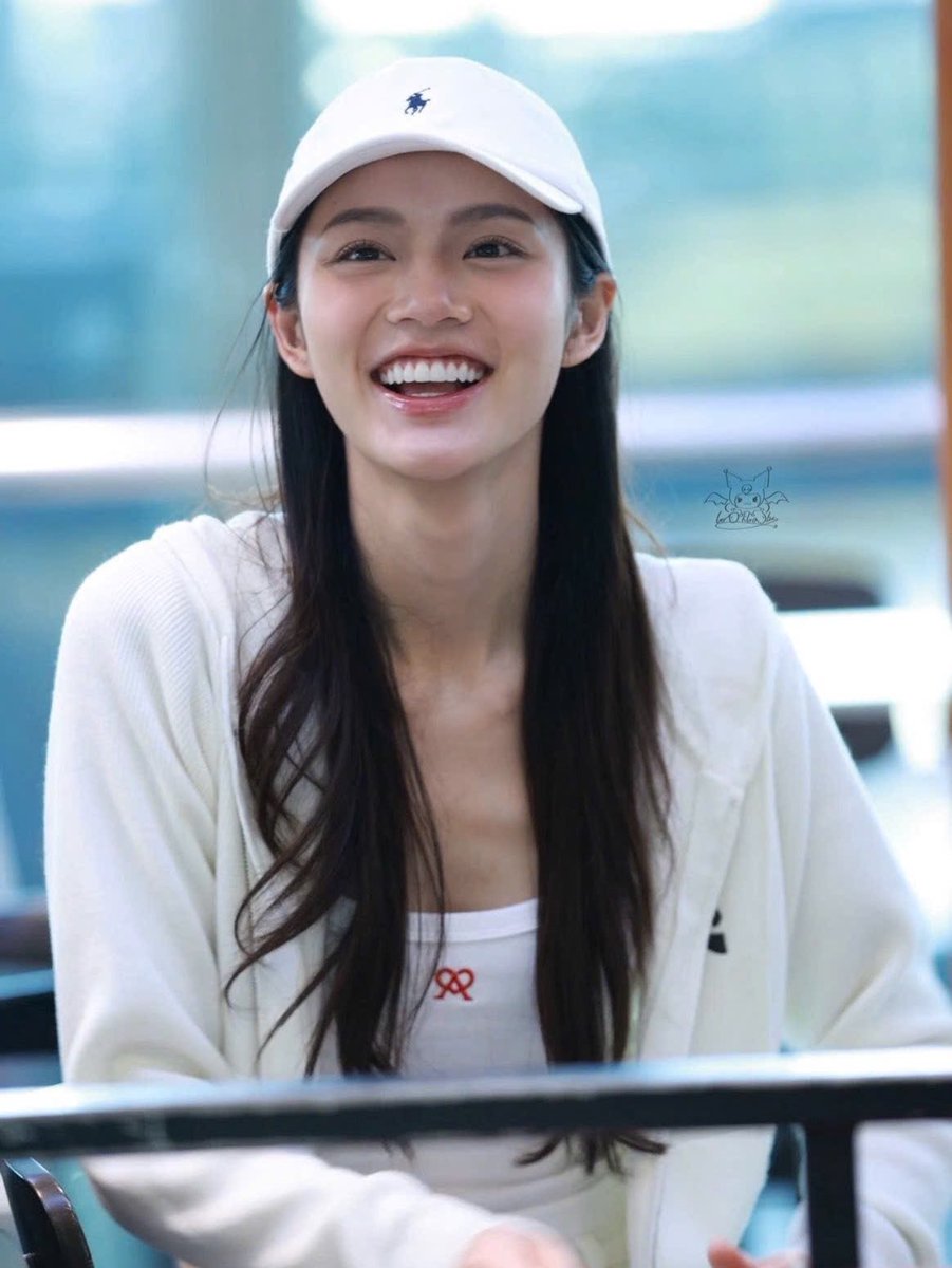 Lmsydollar's tweet photo. I wish we all can write a letter to LM with the tag #DearMhee just so she knows how much Besties truly love her. I am so heartbroken 💔.
#LMSY https://t.co/lOVaQPKGV2