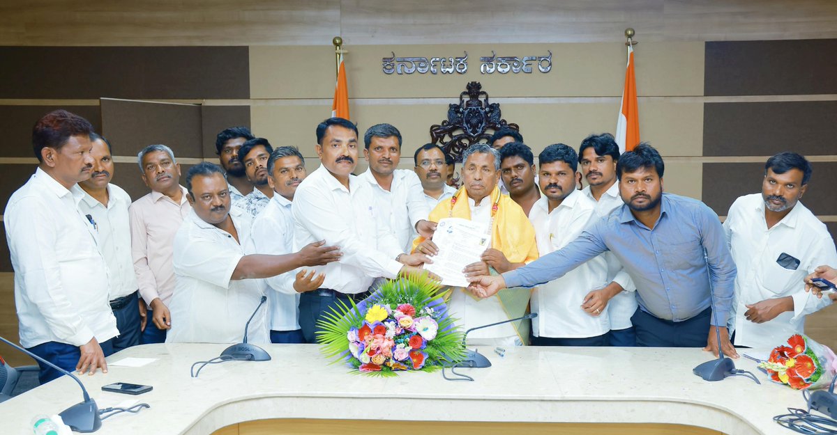 SWDGoK's tweet photo. ಇಂದು ಬೆಂಗಳೂರಿನ ವಸಂತನಗರದ ಡಾ. ಬಿ. ಆರ್. ಅಂಬೇಡ್ಕರ್ ಭವನದಲ್ಲಿ ಕರ್ನಾಟಕ ಪರಿಶಿಷ್ಟ ಜಾತಿ ಅಲೆಮಾರಿ ಸಮುದಾಯಗಳ ರಾಜ್ಯ ಒಕ್ಕೂಟದ ರಾಜ್ಯಾಧ್ಯಕ್ಷರಾದ ಶ್ರೀ ಹನುಮಂತ ಸಿಂಧೋಳ್ಳು ಅವರ ನೇತೃತ್ವದ ನಿಯೋಗವು ಸಮಾಜ ಕಲ್ಯಾಣ ಸಚಿವರಾದ ಶ್ರೀ ಕೆ ಹೆಚ್ ಮುನಿಯಪ್ಪ ಅವರನ್ನು ಭೇಟಿ ಮಾಡಿ, ಅವರ ಪ್ರಮುಖ ಬೇಡಿಕೆಗಳ ಕುರಿತಾದ ಮನವಿ ಸಲ್ಲಿಸಿದರು. https://t.co/Glaa8vv2iD