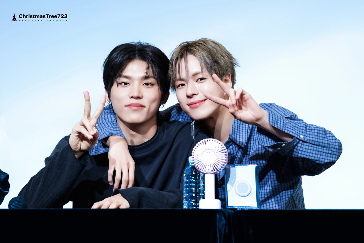 aniyomip's tweet photo. 네 어깨 내거라는 듯이 어깨동무하고 딱 붙어 있는거 진짜 아니냐며.... https://t.co/Ue74SME1JL