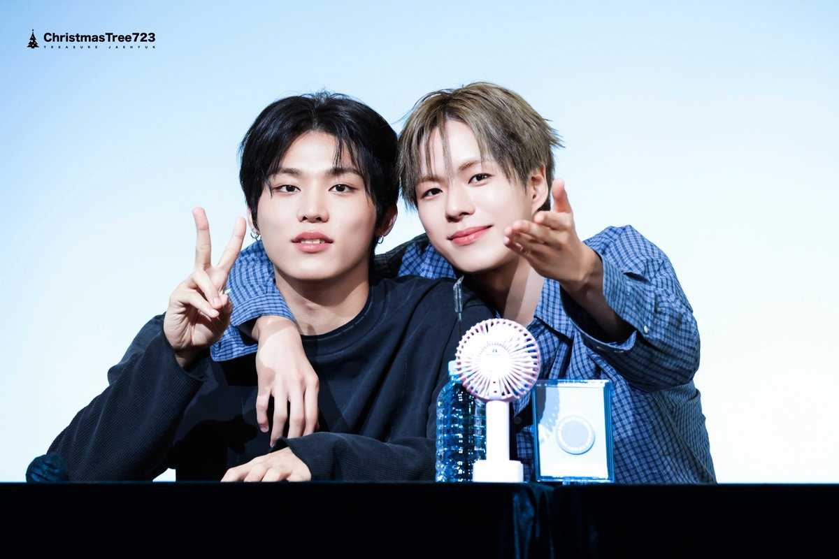 aniyomip's tweet photo. 네 어깨 내거라는 듯이 어깨동무하고 딱 붙어 있는거 진짜 아니냐며.... https://t.co/Ue74SME1JL
