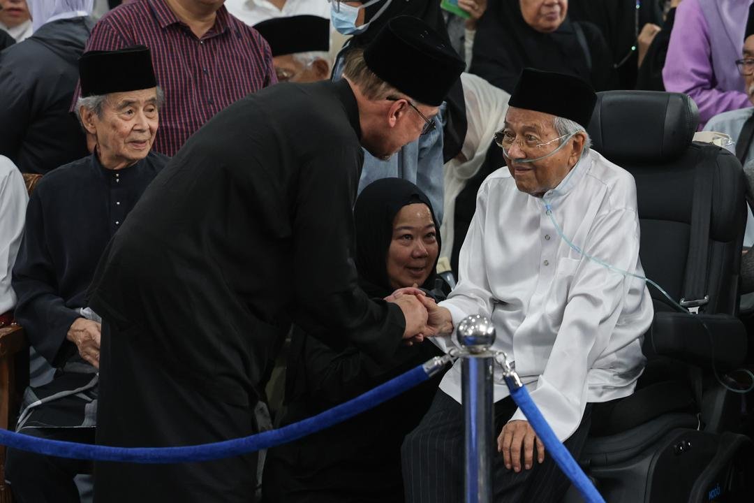 queenera_f's tweet photo. AKHLAK PEMIMPIN, JADI CONTOH. 🇲🇾

Walau berbeza pendapat dan sejarah politik,
PMX tetap hadir memberi penghormatan ketika pemergian Tun Siti Hasmah.

Kerana berbeza pandangan bukan bermakna hilang rasa hormat. Itulah nilai seorang pemimpin. 

#PMX #TunMahathir #TunSitiHasmah https://t.co/EeJerMNwHO