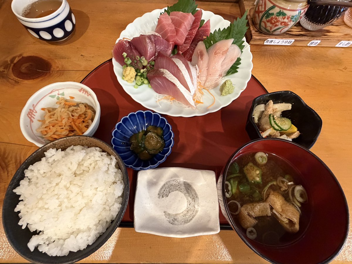 muroogen's tweet photo. 【お巡りまとめ】

★星野源と松重豊のおともだち【 鎌倉 】
・海ではボーっとのんびり
・定食のお刺身の分厚いこと！おいしくてとても満腹に♪
・カフェは時間を外しても待ちが多すぎたので断念…プリンよ、またね〜

#星野源 #星野源と松重豊のおともだち #お巡りまとめ https://t.co/KqGwUdIqTg