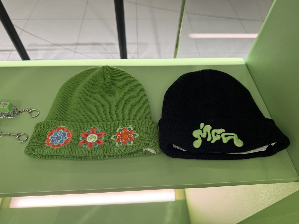 apoo183's tweet photo. 黒のビーニー完売で泣いたｧｱｱｱ😭😭
発送になるから韓国に住所ないと買えない➕WEB販売もないって言われた。

#ミセス #韓国 #ポップアップ https://t.co/TwRTdLE6Y3