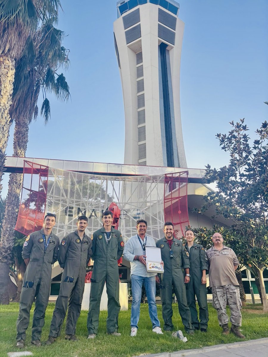 ENAIRE's tweet photo. ✈️ La torre de control de @ENAIRE en #Málaga recibió la semana pasada la visita de parte de la escuadrilla del Ala 15 @EjercitoAire, desplegada con motivo de la operación #EagleEye, el ejercicio militar en el que hemos colaborado en la #coordinación del espacio aéreo. @EjercitoTierra.
🤝 Una jornada para compartir experiencias y conocer de primera mano el trabajo de nuestros profesionales y la coordinación necesarios durante este tipo de ejercicios. 🇪🇸