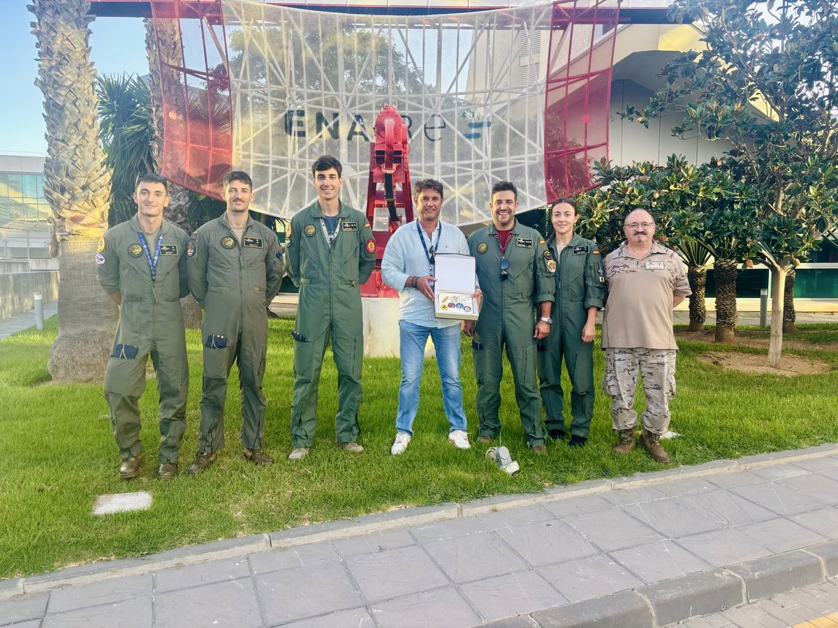 ENAIRE's tweet photo. ✈️ La torre de control de @ENAIRE en #Málaga recibió la semana pasada la visita de parte de la escuadrilla del Ala 15 @EjercitoAire, desplegada con motivo de la operación #EagleEye, el ejercicio militar en el que hemos colaborado en la #coordinación del espacio aéreo. @EjercitoTierra.
🤝 Una jornada para compartir experiencias y conocer de primera mano el trabajo de nuestros profesionales y la coordinación necesarios durante este tipo de ejercicios. 🇪🇸