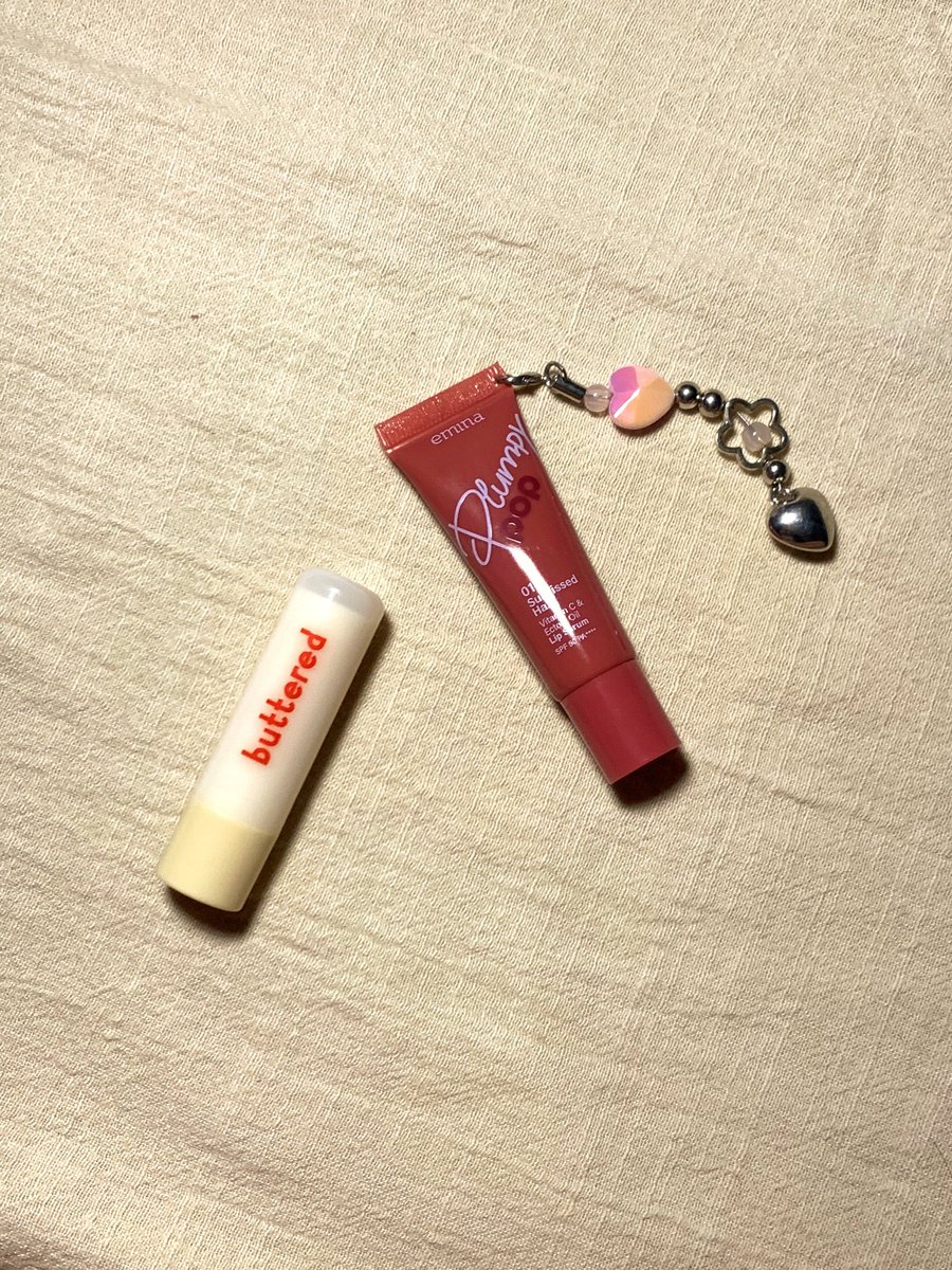 moonlightshasaa's tweet photo. Siapa nih yang punya bibir kering apalagi sampe nge kopekin bibirnya‼️

Makasih banget buat yang udah racunin aku lip care ini karena berhasil bikin bibir aku keliatan lembab seharian 😖🫶🏻 https://t.co/hcAn4WxLnO