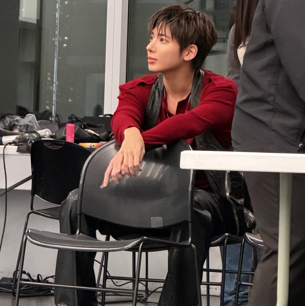 205TYU's tweet photo. him in red https://t.co/l0zeGG5T32
