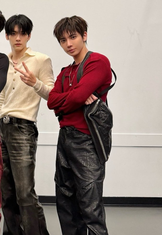 205TYU's tweet photo. him in red https://t.co/l0zeGG5T32