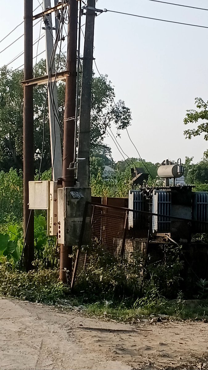 Devendarsh80615's tweet photo. गोंडा बड़गांव परिक्षेत्र के वार्ड नंबर 9 (सेमरा दम्मन) में 4 दिनों से ट्रांसफार्मर जला है। पूरी जनता अंधेरे में है। याद रहे, इसी जनता ने यहाँ से बूथ जिताकर भाजपा सरकार बनाई थी। अगर जनता अंधेरे में रही, तो कहीं सरकार अंधेरे में न चली जाए! कृपया तुरंत नया ट्रांसफार्मर लगवाएं। https://t.co/AMVhqLE8ST