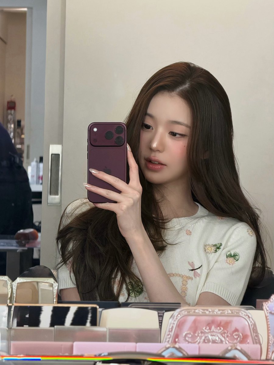 Qwonong's tweet photo. Dior's muse Wonyoung is ready for Paris Fashion Week.

WONYOUNG EN ROUTE
#ParisBoundWonyoung
#JANGWONYOUNG
#WONYOUNG
#DiorSS27 @Dior https://t.co/ErAJnuoOdf