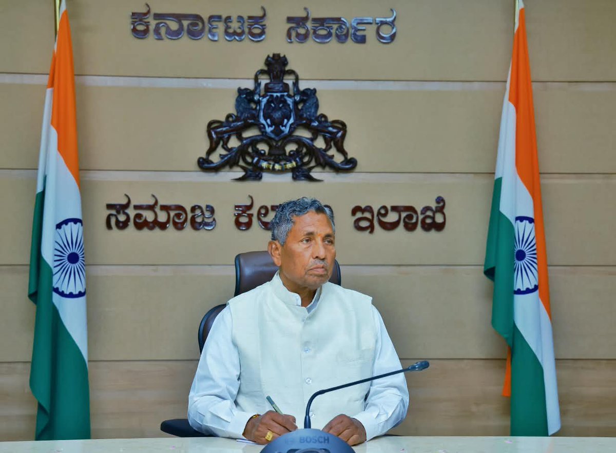 KHMuniyappaklr's tweet photo. ಇಂದು ಬೆಂಗಳೂರಿನ ವಸಂತನಗರದ ಡಾ. ಬಿ. ಆರ್. ಅಂಬೇಡ್ಕರ್ ಭವನದಲ್ಲಿ ಕರ್ನಾಟಕ ಪರಿಶಿಷ್ಟ ಜಾತಿ ಅಲೆಮಾರಿ ಸಮುದಾಯಗಳ ರಾಜ್ಯ ಒಕ್ಕೂಟದ ರಾಜ್ಯಾಧ್ಯಕ್ಷರಾದ ಶ್ರೀ ಹನುಮಂತ ಸಿಂಧೋಳ್ಳು ಅವರ ನೇತೃತ್ವದ ನಿಯೋಗವನ್ನು ಭೇಟಿ ಮಾಡಿ, ಅವರ ಪ್ರಮುಖ ಬೇಡಿಕೆಗಳ ಕುರಿತಾದ ಮನವಿ ಸಲ್ಲಿಸಿದರು.

#SocialWelfare #KHMuniyappa https://t.co/j47qzWRZVz
