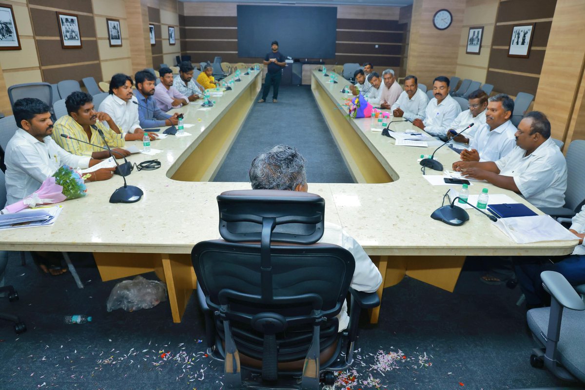 KHMuniyappaklr's tweet photo. ಇಂದು ಬೆಂಗಳೂರಿನ ವಸಂತನಗರದ ಡಾ. ಬಿ. ಆರ್. ಅಂಬೇಡ್ಕರ್ ಭವನದಲ್ಲಿ ಕರ್ನಾಟಕ ಪರಿಶಿಷ್ಟ ಜಾತಿ ಅಲೆಮಾರಿ ಸಮುದಾಯಗಳ ರಾಜ್ಯ ಒಕ್ಕೂಟದ ರಾಜ್ಯಾಧ್ಯಕ್ಷರಾದ ಶ್ರೀ ಹನುಮಂತ ಸಿಂಧೋಳ್ಳು ಅವರ ನೇತೃತ್ವದ ನಿಯೋಗವನ್ನು ಭೇಟಿ ಮಾಡಿ, ಅವರ ಪ್ರಮುಖ ಬೇಡಿಕೆಗಳ ಕುರಿತಾದ ಮನವಿ ಸಲ್ಲಿಸಿದರು.

#SocialWelfare #KHMuniyappa https://t.co/j47qzWRZVz