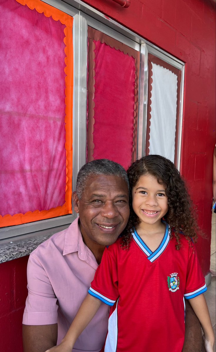 talktotata's tweet photo. Meu pai comigo na escola em 2001  //  meu pai com minha filha na escola em 2026 https://t.co/p7NYhzVCtT