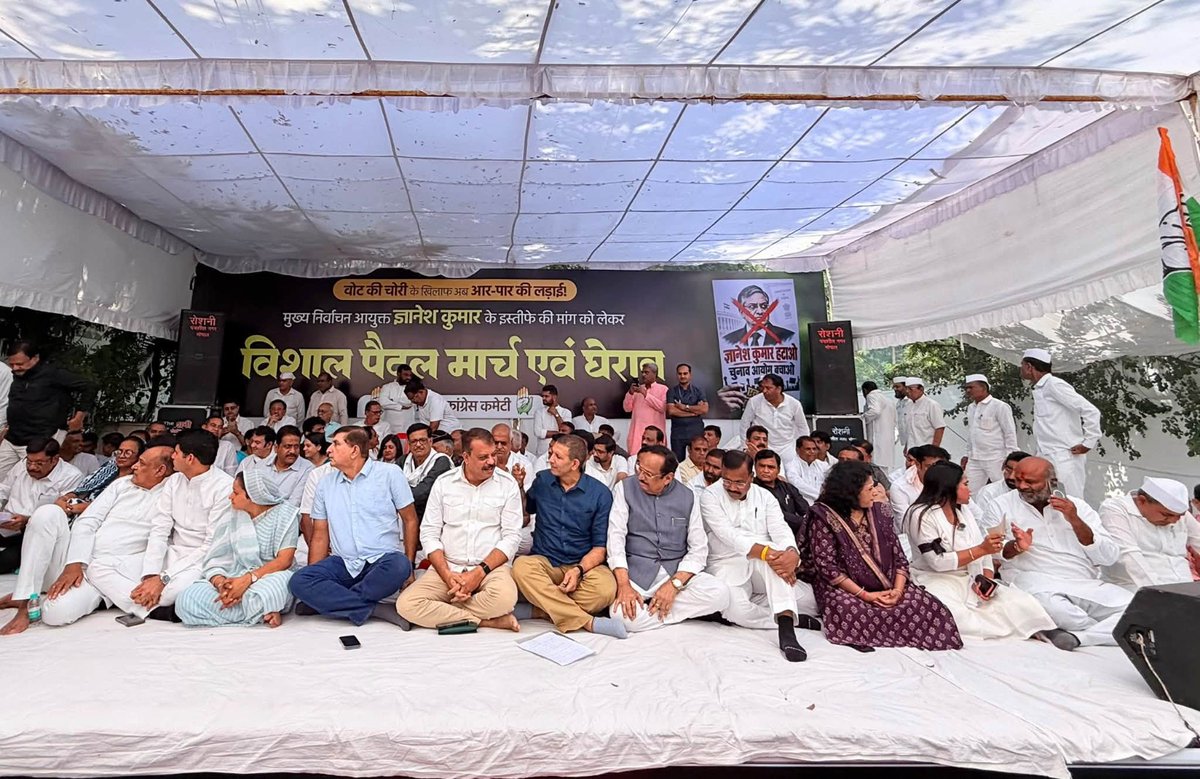 INCIndia's tweet photo. ज्ञानेश कुमार मोदी-शाह की कठपुतली हैं, उन्होंने 'वोट चोरी' कर जनादेश को लूटा है।

देश के साथ गद्दारी करने वाले ज्ञानेश कुमार से इस्तीफा लिया जाए और तत्काल गिरफ्तार किया जाए।

आज इसी मांग के साथ बड़ी संख्या में कार्यकर्ताओं ने मध्य प्रदेश कांग्रेस प्रभारी @Barmer_Harish जी, प्रदेश कांग्रेस अध्यक्ष @jitupatwari जी और प्रदेश के नेता प्रतिपक्ष @UmangSinghar जी की मौजूदगी में निर्वाचन आयोग कार्यालय का घेराव किया।

ज्ञानेश कुमार के इस्तीफे तक, हमारी लड़ाई रुकने वाली नहीं है।

📍भोपाल, मध्य प्रदेश