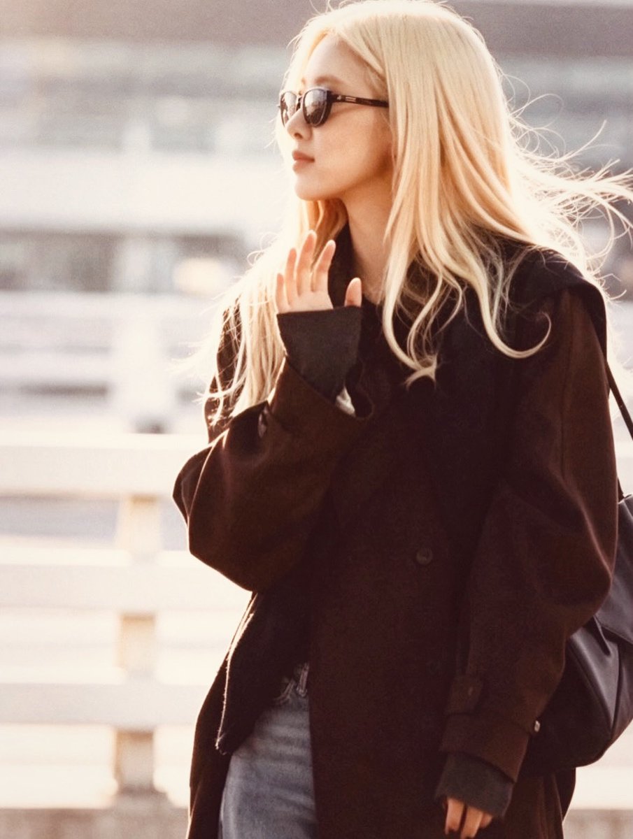 urnumberones's tweet photo. she’s about to become an actress cause look at her aura https://t.co/XhmOsXd4P5