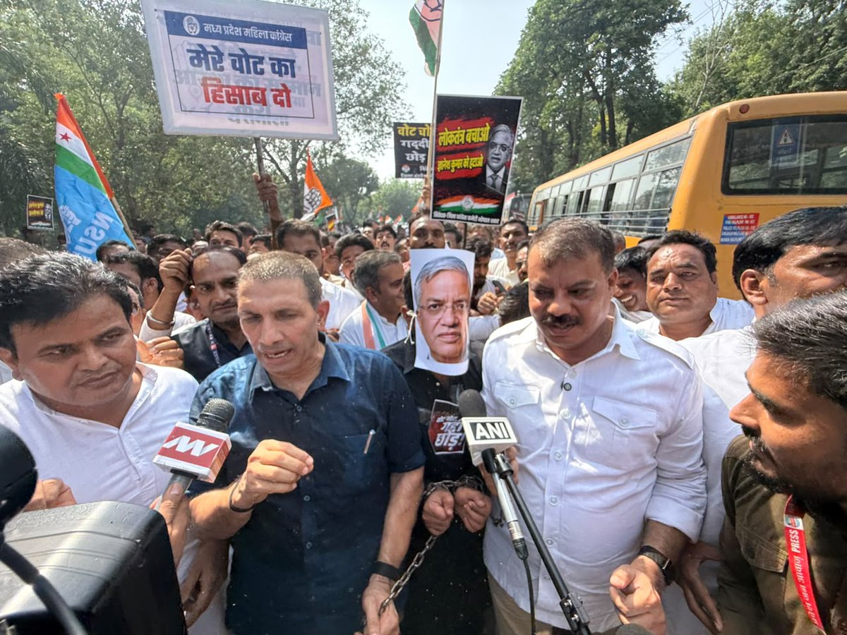 INCIndia's tweet photo. ज्ञानेश कुमार मोदी-शाह की कठपुतली हैं, उन्होंने 'वोट चोरी' कर जनादेश को लूटा है।

देश के साथ गद्दारी करने वाले ज्ञानेश कुमार से इस्तीफा लिया जाए और तत्काल गिरफ्तार किया जाए।

आज इसी मांग के साथ बड़ी संख्या में कार्यकर्ताओं ने मध्य प्रदेश कांग्रेस प्रभारी @Barmer_Harish जी, प्रदेश कांग्रेस अध्यक्ष @jitupatwari जी और प्रदेश के नेता प्रतिपक्ष @UmangSinghar जी की मौजूदगी में निर्वाचन आयोग कार्यालय का घेराव किया।

ज्ञानेश कुमार के इस्तीफे तक, हमारी लड़ाई रुकने वाली नहीं है।

📍भोपाल, मध्य प्रदेश