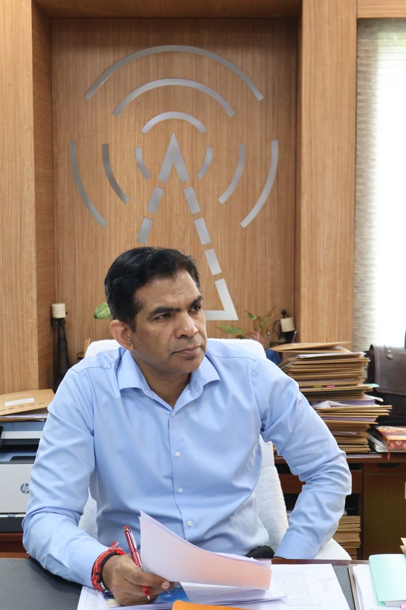 BiharEnergy's tweet photo. सबका सम्मान-जीवन आसान (इज ऑफ लीविंग) के तहत ऊर्जा विभाग के सचिव एवं #BSPHCL के अध्यक्ष-सह-प्रबंध निदेशक श्री अजय यादव (भा.प्र.से.) ने सोमवार को विद्युत भवन, पटना स्थित मुख्यालय में उपभोक्ताओं से मुलाकात कर उनकी बिजली से संबंधित समस्याओं को सुना।

उन्होंने उपभोक्ताओं की समस्याओं के त्व��ित एवं प्रभावी समाधान के लिए संबंधित अधिकारियों को आवश्यक निर्देश दिए।

@KumarBulo @IPRDBihar @EnergyBihar 

#BiharEnergy #BSPHCL #PowerSector #PoweringBihar #Easeofliving