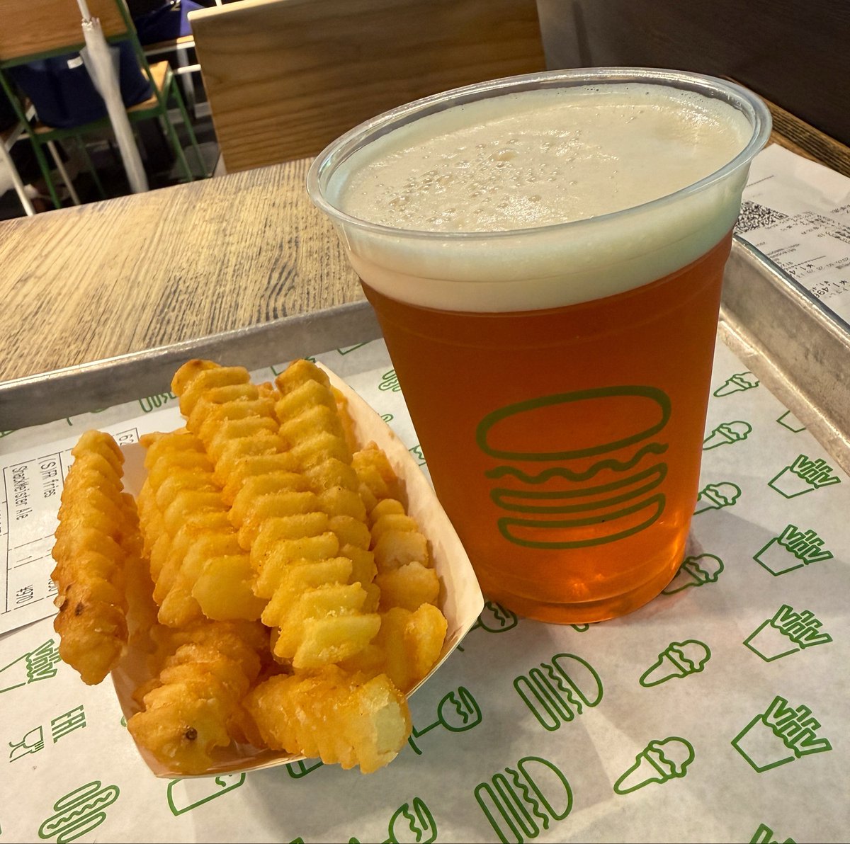 bfren_0024's tweet photo. This is junk food.

今日は脚トレしたから飲んで食べても０カロリー🔥 https://t.co/vkPdZa2Nwu