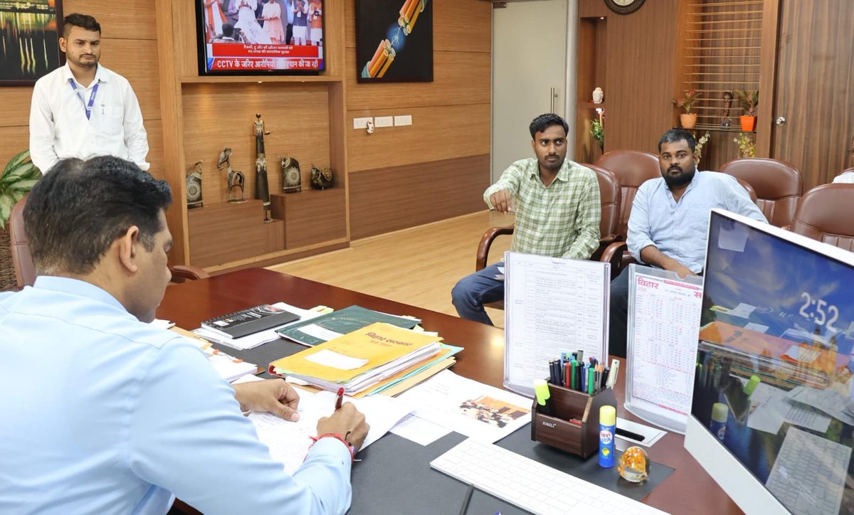 BiharEnergy's tweet photo. सबका सम्मान-जीवन आसान (इज ऑफ लीविंग) के तहत ऊर्जा विभाग के सचिव एवं #BSPHCL के अध्यक्ष-सह-प्रबंध निदेशक श्री अजय यादव (भा.प्र.से.) ने सोमवार को विद्युत भवन, पटना स्थित मुख्यालय में उपभोक्ताओं से मुलाकात कर उनकी बिजली से संबंधित समस्याओं को सुना।

उन्होंने उपभोक्ताओं की समस्याओं के त्व��ित एवं प्रभावी समाधान के लिए संबंधित अधिकारियों को आवश्यक निर्देश दिए।

@KumarBulo @IPRDBihar @EnergyBihar 

#BiharEnergy #BSPHCL #PowerSector #PoweringBihar #Easeofliving