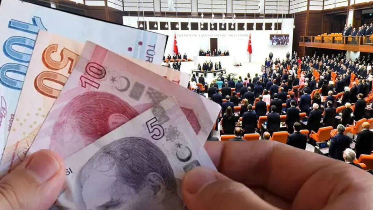 superhaber's tweet photo. 🚨 1999-2008 SGK girişi olanlara güzel haber: Kademeli emeklilikte gözler Meclis'te, milyonların beklediği düzenlemede son dakika! #Kademeliemeklilik #EYT #emekli 👇️ 

https://t.co/XPrtaKmqWv https://t.co/Mk6NRvROoR