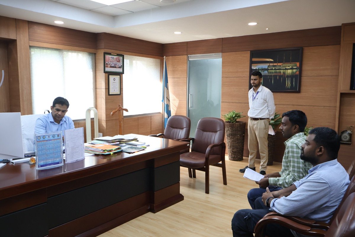 BiharEnergy's tweet photo. सबका सम्मान-जीवन आसान (इज ऑफ लीविंग) के तहत ऊर्जा विभाग के सचिव एवं #BSPHCL के अध्यक्ष-सह-प्रबंध निदेशक श्री अजय यादव (भा.प्र.से.) ने सोमवार को विद्युत भवन, पटना स्थित मुख्यालय में उपभोक्ताओं से मुलाकात कर उनकी बिजली से संबंधित समस्याओं को सुना।

उन्होंने उपभोक्ताओं की समस्याओं के त्व��ित एवं प्रभावी समाधान के लिए संबंधित अधिकारियों को आवश्यक निर्देश दिए।

@KumarBulo @IPRDBihar @EnergyBihar 

#BiharEnergy #BSPHCL #PowerSector #PoweringBihar #Easeofliving