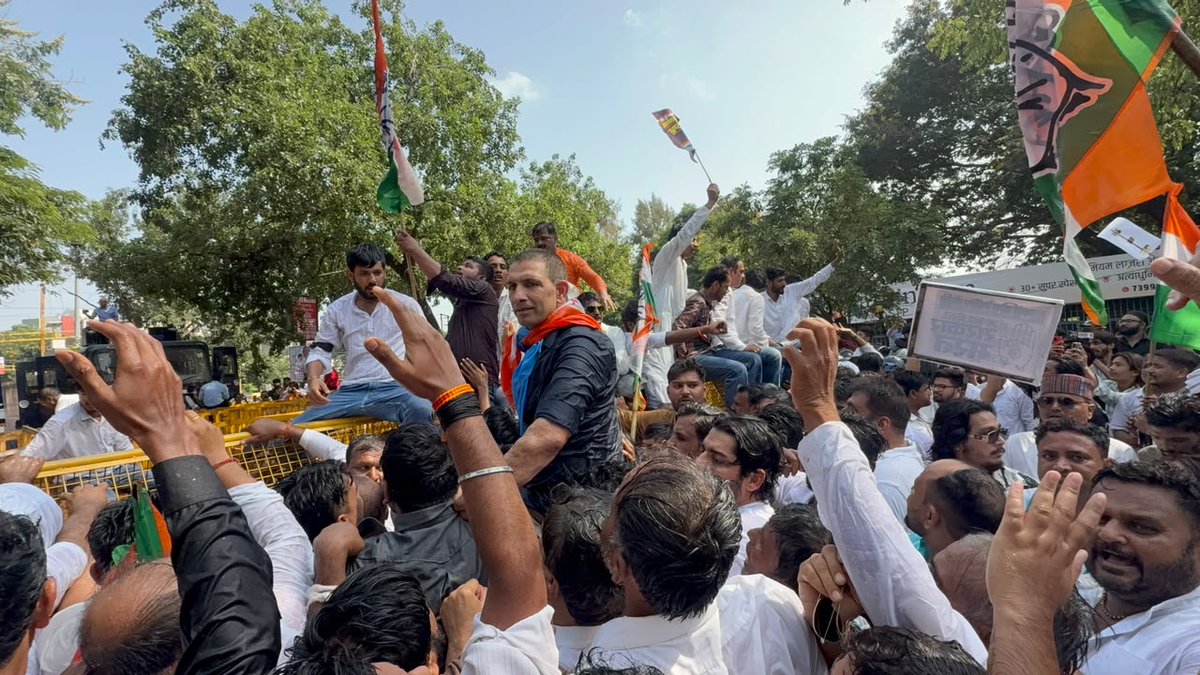 INCIndia's tweet photo. ज्ञानेश कुमार मोदी-शाह की कठपुतली हैं, उन्होंने 'वोट चोरी' कर जनादेश को लूटा है।

देश के साथ गद्दारी करने वाले ज्ञानेश कुमार से इस्तीफा लिया जाए और तत्काल गिरफ्तार किया जाए।

आज इसी मांग के साथ बड़ी संख्या में कार्यकर्ताओं ने मध्य प्रदेश कांग्रेस प्रभारी @Barmer_Harish जी, प्रदेश कांग्रेस अध्यक्ष @jitupatwari जी और प्रदेश के नेता प्रतिपक्ष @UmangSinghar जी की मौजूदगी में निर्वाचन आयोग कार्यालय का घेराव किया।

ज्ञानेश कुमार के इस्तीफे तक, हमारी लड़ाई रुकने वाली नहीं है।

📍भोपाल, मध्य प्रदेश
