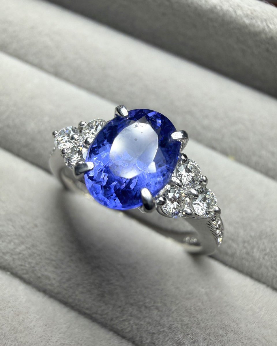 JEWELRY_LAND_'s tweet photo. 「さっき見たときと、色が違って見える？」

宝石を見ていて、そんな経験をしたことはありませんか？

実は宝石は、光の種類によって色や輝きの見え方が変わることがあります。

太陽光の下で見るのと、室内の照明の下で見るのでは、同じ宝石でも印象が違って見えることがあります。

特に色石は、光源によって
「青が少し鮮やかに見える」
「赤みが強く見える」
など、色の感じ方が変わることも。

だから宝石を選ぶときは、
ひとつの照明だけで判断せず、いろいろな光の下で見てみるのもポイント。

同じ宝石なのに、光が変わるだけで違った表情を見せてくれる。

これも宝石の面白さのひとつです✨