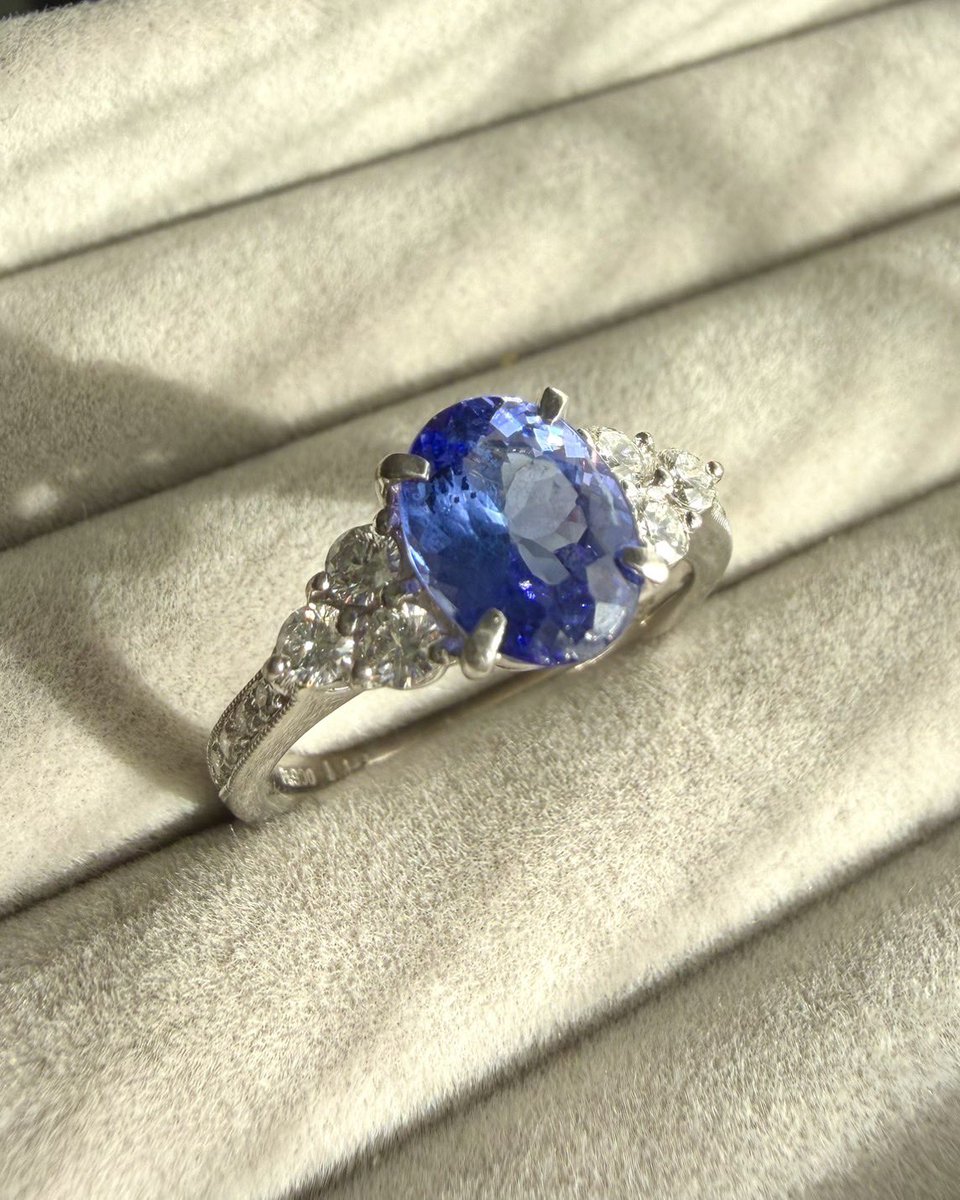 JEWELRY_LAND_'s tweet photo. 「さっき見たときと、色が違って見える？」

宝石を見ていて、そんな経験をしたことはありませんか？

実は宝石は、光の種類によって色や輝きの見え方が変わることがあります。

太陽光の下で見るのと、室内の照明の下で見るのでは、同じ宝石でも印象が違って見えることがあります。

特に色石は、光源によって
「青が少し鮮やかに見える」
「赤みが強く見える」
など、色の感じ方が変わることも。

だから宝石を選ぶときは、
ひとつの照明だけで判断せず、いろいろな光の下で見てみるのもポイント。

同じ宝石なのに、光が変わるだけで違った表情を見せてくれる。

これも宝石の面白さのひとつです✨