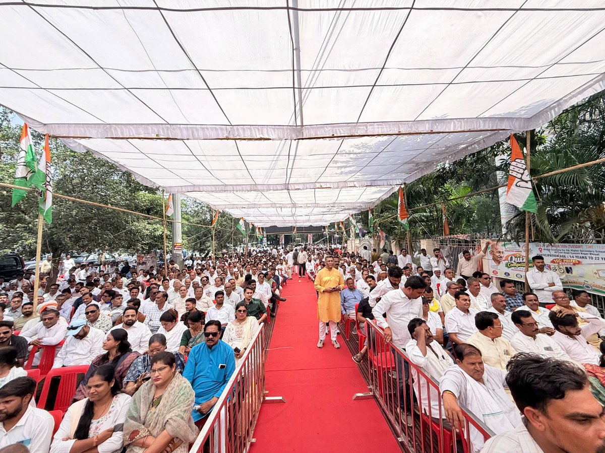 INCIndia's tweet photo. ज्ञानेश कुमार मोदी-शाह की कठपुतली हैं, उन्होंने 'वोट चोरी' कर जनादेश को लूटा है।

देश के साथ गद्दारी करने वाले ज्ञानेश कुमार से इस्तीफा लिया जाए और तत्काल गिरफ्तार किया जाए।

आज इसी मांग के साथ बड़ी संख्या में कार्यकर्ताओं ने मध्य प्रदेश कांग्रेस प्रभारी @Barmer_Harish जी, प्रदेश कांग्रेस अध्यक्ष @jitupatwari जी और प्रदेश के नेता प्रतिपक्ष @UmangSinghar जी की मौजूदगी में निर्वाचन आयोग कार्यालय का घेराव किया।

ज्ञानेश कुमार के इस्तीफे तक, हमारी लड़ाई रुकने वाली नहीं है।

📍भोपाल, मध्य प्रदेश