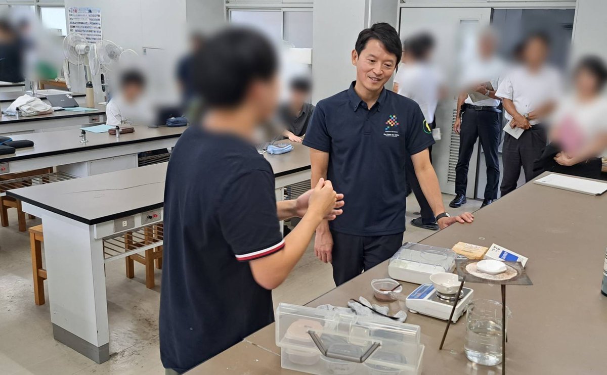 motohikosaitoH's tweet photo. 本日から県議会の一般質問が始まりました。農業や観光施策などとともに、「高校の更なる教育特色や魅力向上」がテーマになりました。先日、訪問した県立長田高校では、廃棄パイナップルを活用した消毒技術の研究をはじめ、生徒の皆さんが各々に課題を設定し、熱心に取り組む特色ある探究活動を拝見しました。回転を利用して軌道を安定させるジャイロ型ロケットの推進力にも、大変驚かされました。

授業、探究学習、部活動といった複数の活動を同時並行で進める中で、主体的に未来を切り拓くリーダーを育てるという同校の創立精神「神撫教育」が、確かに実践されていると感銘を受けました。こうした特色ある教育とともに大切なのが、学びの環境を整えることです。以前、SSHの大会の際に、同校の生徒さんから、理科教室など特別教室への空調整備について切実な声をいただきました。県立学校の生徒アンケートでも、空調整備や熱中症対策備品の導入を求める意見が最も多くなっています。

現在、整備計画に基づき、体育館や特別教室、食堂への空調整備を着実に進めています。一方で、整備の完了には一定の期間を要します。そこで、たくさんの生徒の皆さんの声を踏まえ、今回の9月補正予算に約3億円を計上し、全ての県立高校・特別支援学校へスポットクーラー等を配備する緊急対策を講じることといたしました。厳しい財政状況ではありますが、県立学校の環境改善は未来への投資であり、最も重要な取り組みの一つと考えています。